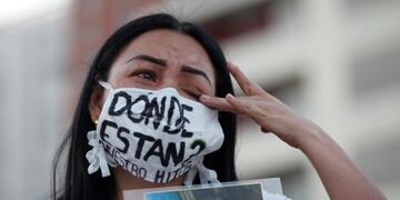 MEX918\u002E GUADALAJARA (MÉXICO), 09/05/2020\u002E- Una mujer llora este sábado durante una manifestación de colectivos de madres de personas desaparecidas por el accionar de grupos violentos, en la ciudad de Guadalajara, estado de Jalisco (México)\u002E Decenas de madres de personas desaparecidas en México se manifestaron este sábado en la ciudad de Guadalajara, a pesar de la pandemia de COVID-19, para exigir la búsqueda de sus hijos en la víspera del Día de las Madres que se festejará este domingo en el país\u002E EFE/Francisco Guasco