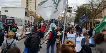 Trabajadores municipales de Bahía Blanca cerraron paritarias por el 46,3% de aumento.