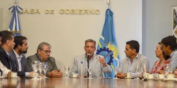 El gobernador de Chubut anunció que subsidiarán el transporte público\u002E