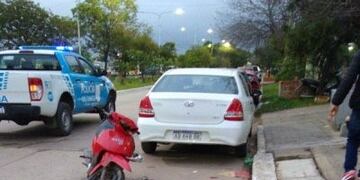 Lo moto en la que viajaba el joven es custodiada por personal policial\u002E (Prensa Policía del Chaco)