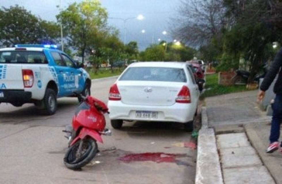 Murió al caerse de la moto que conducía