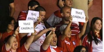 Los hinchas de Argentinos contra Tevez