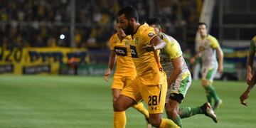 Lucas Gamba marcó el segundo gol canalla en el complemento\u002E (@carcoficial)