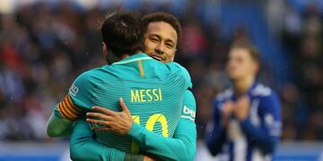 Barcelona's Argentinian forward Lionel Messi (L) celebrates with Barcelona's Brazilian forward Neymar during the Spanish league football match Deportivo Alaves vs FC Barcelona at the Mendizorroza stadium in Vitoria on Feburary 11, 2017. / AFP PHOTO / CESA