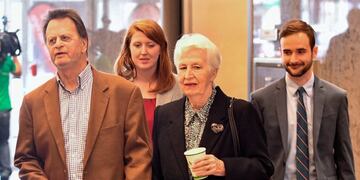 Edwin Hardeman y su esposa Mary Hardeman luego de ganar el juicio a Monsanto, en San Francisco