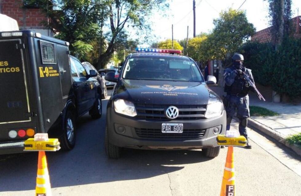 Los perros de la Policía fueron la perdición para dos narcos en barrio Ferrer