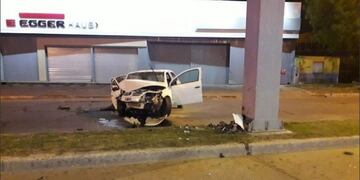 El Volkswagen Gol quedó detenido cerca de la colectora sobre Avenida Presidente Perón\u002E (Rosario3)
