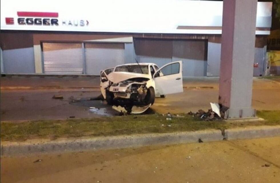 Automóvil chocó contra una columna cerca de Circunvalación y murió una mujer