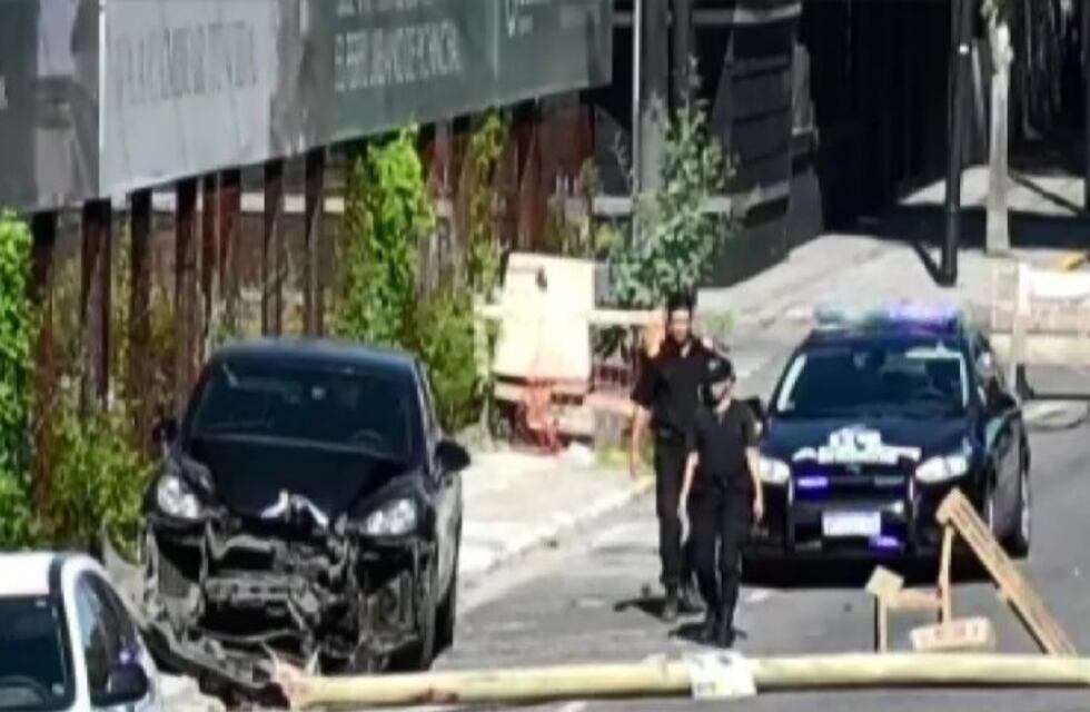 Chocó a bordo de un Porsche en Pichincha y derribó un poste de luz