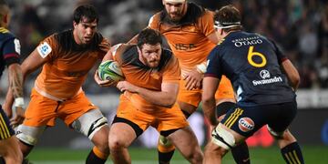 Jaguares' Julian Montoya (C) runs with the ball during the Super Rugby match between the Otago Highlanders and the Jaguares of Argentina in Dunedin on May 11, 2019\u002E (Photo by Marty MELVILLE / AFP)