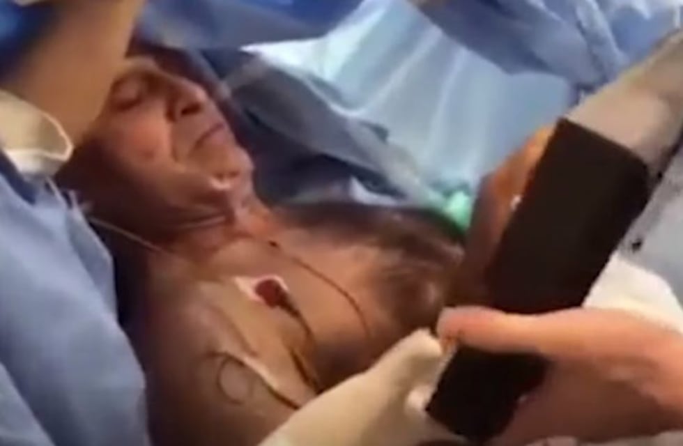 Le eliminaron un tumor del cerebro mientras tocaba el piano