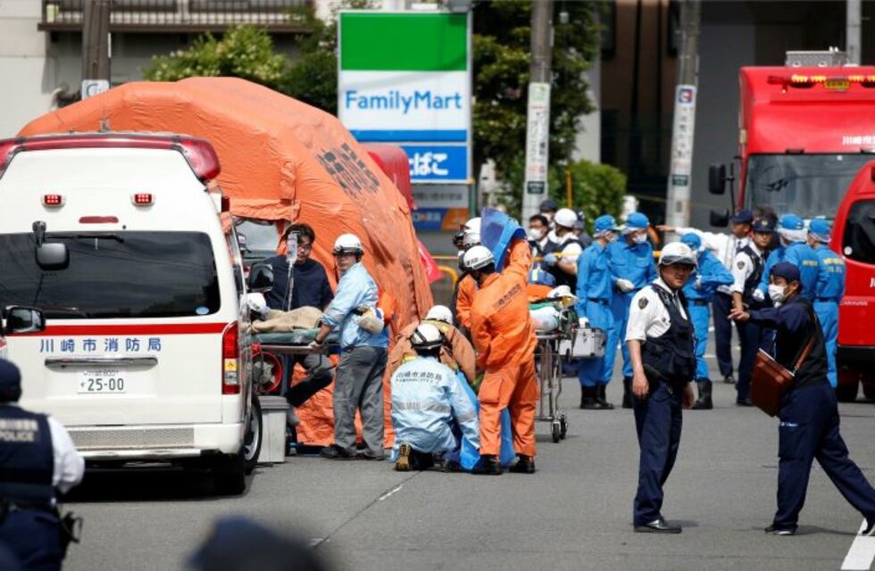 Japón: un hombre asesinó a dos personas e hirió a 17 en una parada de colectivos