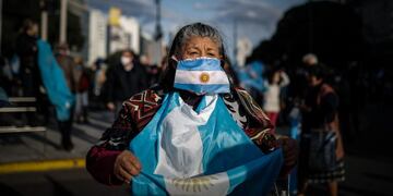 AME8005\u002E BUENOS AIRES (ARGENTINA), 20/06/2020\u002E- Miles de personas se manifiestan este sábado frente al obelisco de la Ciudad de Buenos Aires (Argentina)\u002E Argentina fue escenario este sábado de marchas, bocinazos y cacerolazos que tuvieron lugar en varias ciudades contra la expropiación de la empresa agroexportadora Vicentín por parte del Gobierno de Alberto Fernández\u002E En el Obelisco de Buenos Aires, miles de personas se reunieron, muchas a pie y otras con sus automóviles, portando banderas argentinas en medio de la cuarentena por la pandemia de la COVID-19, para reclamar que el Estado de marcha atrás con la expropiación de la compañía, originaria de la provincia Santa Fe (centro este)\u002E EFE/ Juan Ignacio Roncoroni