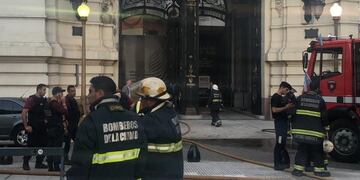 Son 4 las personas trasladadas por el incendio en el Círculo Militar\u002E Proceso extinguido por Bomberos de la Ciudad\u002E (@EmergenciasBA)