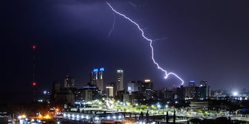 Durante la noche anterior se registró actividad eléctrica y ráfagas muy fuertes.