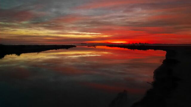 El ocaso en Ansenuza, único y mágico.