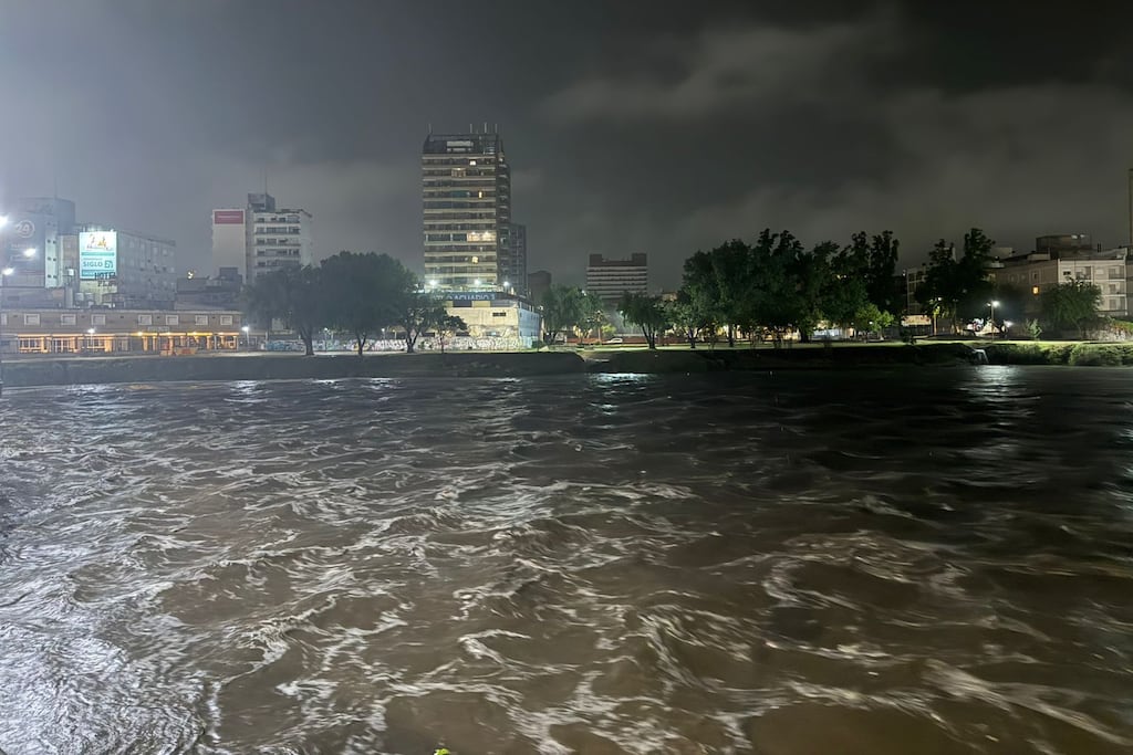INTENSO TEMPORAL EN VILLA CARLOS PAZ: INGRESÓ UNA CRECIENTE DE 7 METROS EN EL RÍO SAN ANTONIO
