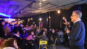 Luis Castellano con jóvenes