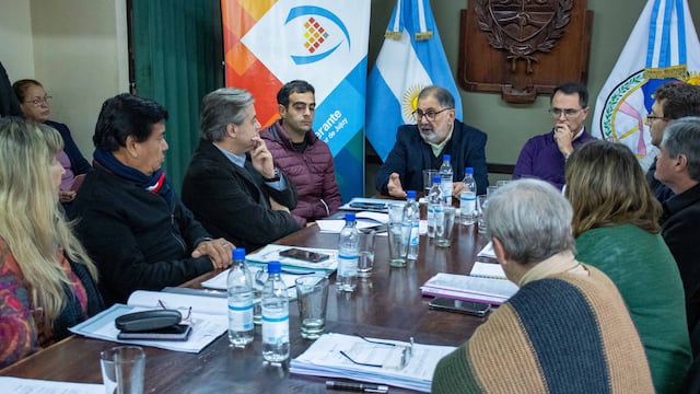 El intendente de San Salvador de Jujuy, Raúl Jorge (al centro), concurrió al Concejo Deliberante para informar sobre la crisis en materia de transporte público.