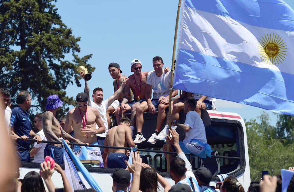 El “Dibu” Martínez le hizo “upa” a Mbappé en plena caravana de la Selección