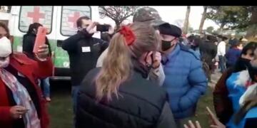 Confusión y aglomeración de gente en el paraje rural "Tres Bocas", se vacunó en un salón sin dar aviso a la intendenta de San Isifro.