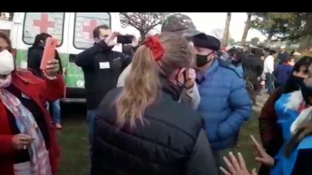 Confusión y aglomeración de gente en el paraje rural "Tres Bocas", se vacunó en un salón sin dar aviso a la intendenta de San Isifro.