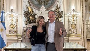 Romina Diez y el abogado se sacaron una foto en el Congreso para el anuncio.