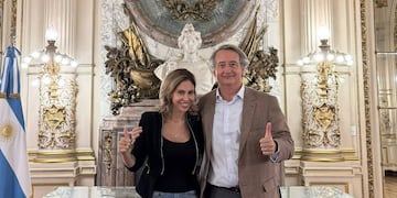 Romina Diez y el abogado se sacaron una foto en el Congreso para el anuncio.