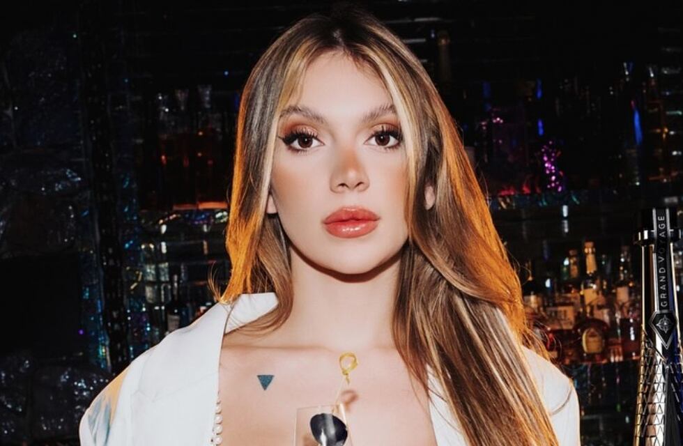 Sasha Ferro jugó al límite de la censura con una calza ultra baja y un look total pink