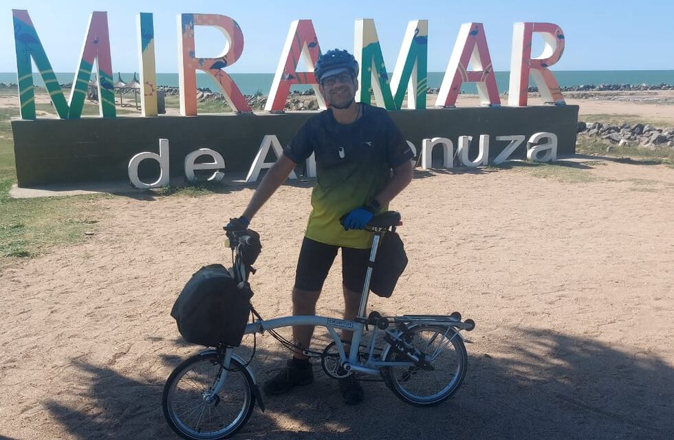 Hizo casi 1000 kilómetros en bici para conocer Miramar de Ansenuza