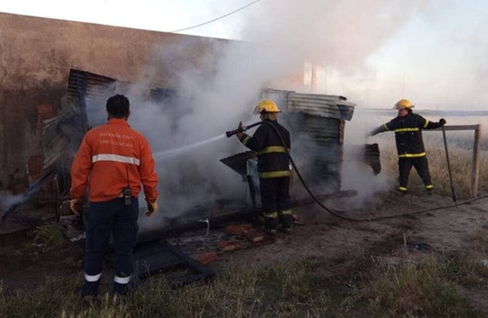 El fuego destruyó una precaria vivienda en Bahía Blanca
