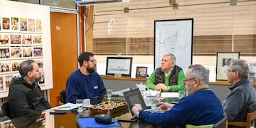 El presidente de CESPAL Miguel Fontana, entregó la documentación al Intendente Gustavo Benedetti.