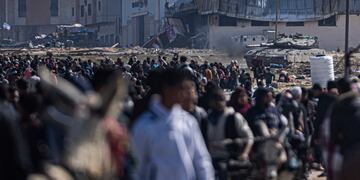 Palestinos llegan a la ciudad de Rafah, en el sur de Gaza, tras huir de la ofensiva israelí el pasado viernes. (AP Photo/Fatima Shbair)