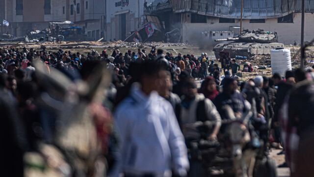 Palestinos llegan a la ciudad de Rafah, en el sur de Gaza, tras huir de la ofensiva israelí el pasado viernes. (AP Photo/Fatima Shbair)