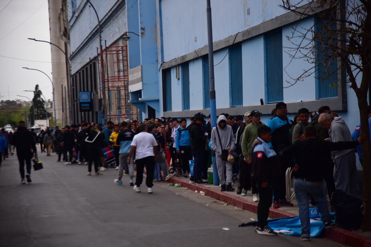 Venta de entradas para la copa Argentina en Villa Mercedes. Pedro Castillo /La Voz