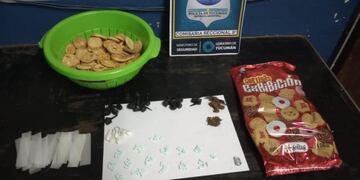 Insólito: intentaron hacer pasar drogas en un paquete de galletas en la comisaría octava