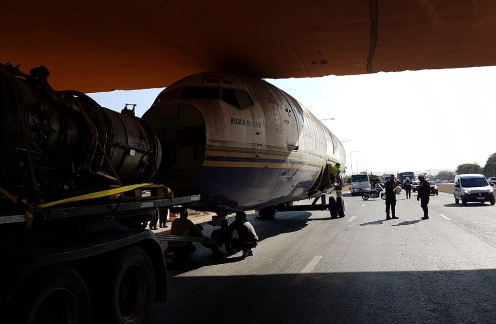 Solo pasa en Córdoba: un avión quedó atascado en un puente de la circunvalación