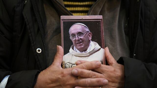 Un fiel sostiene un retrato del difunto papa Francisco en la Basílica de San José de Flores, donde rezaba en su juventud, tras el anuncio del Vaticano de su fallecimiento en Buenos Aires, Argentina, el lunes 21 de abril de 2025. (Foto AP/Gustavo Garello)