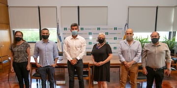 Ulpiano Suarez recibió a Silvia Centeleghe, presidenta de la Fundación del Interior; Julio César Miranda, secretario de la institución y a Gustavo Quiroga, gestor cultural, investigador, curador y editor especializado en Arte y Diseño,