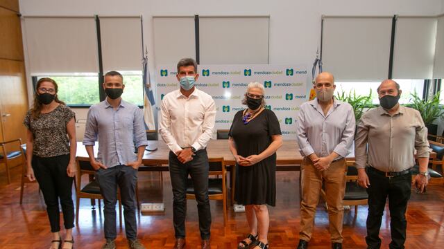 Ulpiano Suarez recibió a Silvia Centeleghe, presidenta de la Fundación del Interior; Julio César Miranda, secretario de la institución y a Gustavo Quiroga, gestor cultural, investigador, curador y editor especializado en Arte y Diseño,