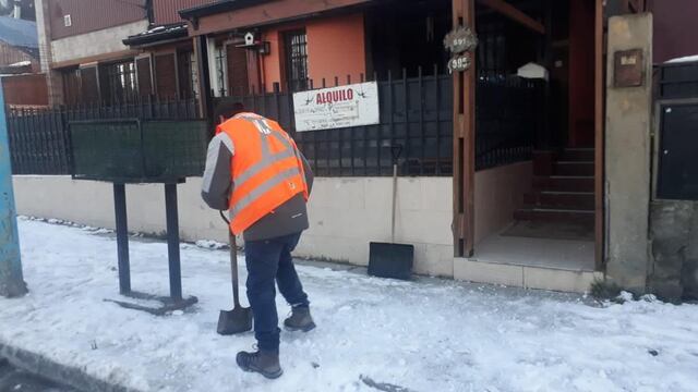 La Municipalidad y el PAMI realizaron limpieza de veredas de adultos mayores