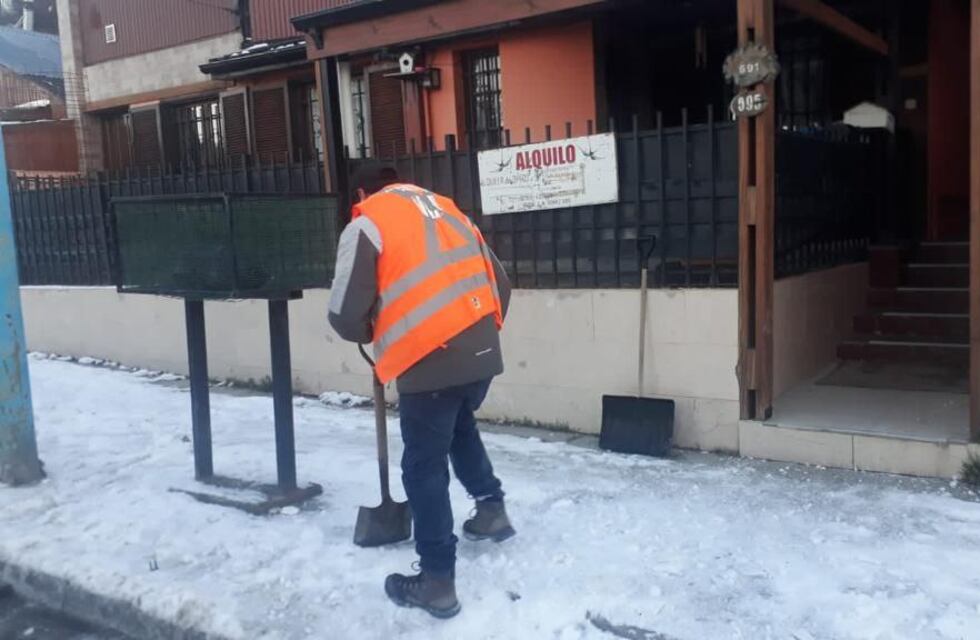 La Municipalidad y el PAMI realizaron limpieza de veredas de adultos mayores