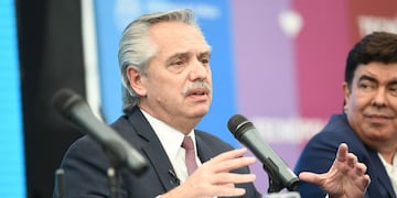 El presidente Alberto Fernández analiza la forma para pagar el bono de fin de año a los trabajadores.