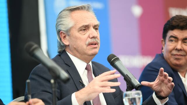 El presidente Alberto Fernández analiza la forma para pagar el bono de fin de año a los trabajadores.