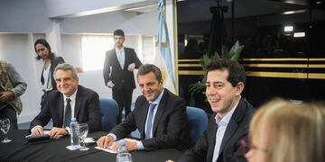 Agustín Rossi junto a Eduardo de Pedro y Sergio Massa. Foto: Federico López Claro.