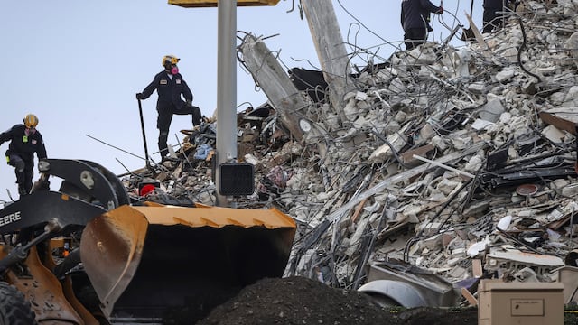 Derrumbe del edificio Champlain Towers South en Surfside, Miami.