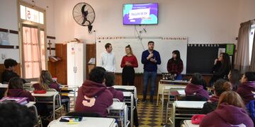 "A la par" va a las escuelas secundarias de Rafaela