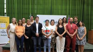 Entrega de credenciales a las personas que finalizaron el curso sobre Cuidados Gerontológicos