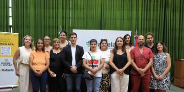 Entrega de credenciales a las personas que finalizaron el curso sobre Cuidados Gerontológicos