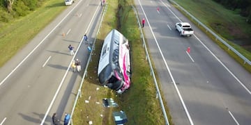 El cónsul argentino en Uruguay confirmó que "el chofer se distrajo y perdió el control del vehículo"